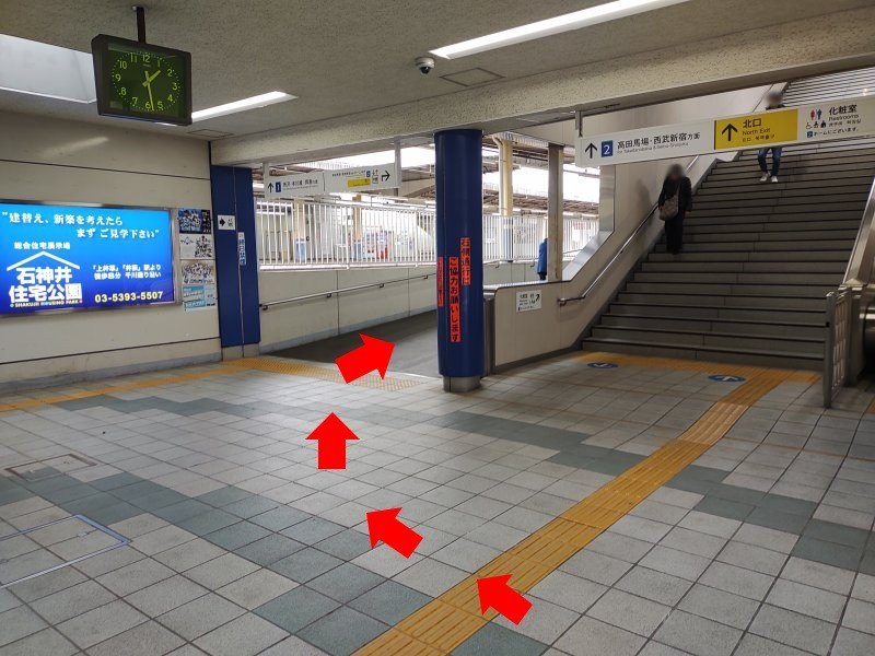 南口改札から入って右前方のスロープへ向かいます。