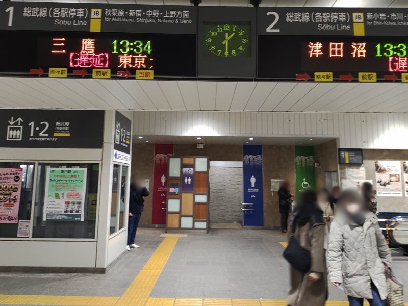 JR北口改札から入ると正面にトイレがあります。コインロッカーはエレベーターの裏側にあります。