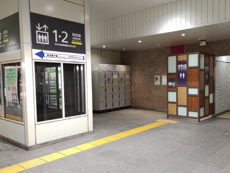 エレベーターで隠れて見えにくいですが、女子トイレの入口前にコインロッカーがあります。