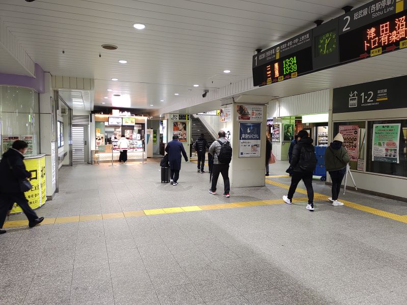 JR北口改札から入って左奥の階段の方へ向かいます。