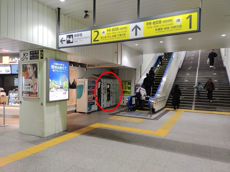 上りエスカレーターの左側にコインロッカーがあります。