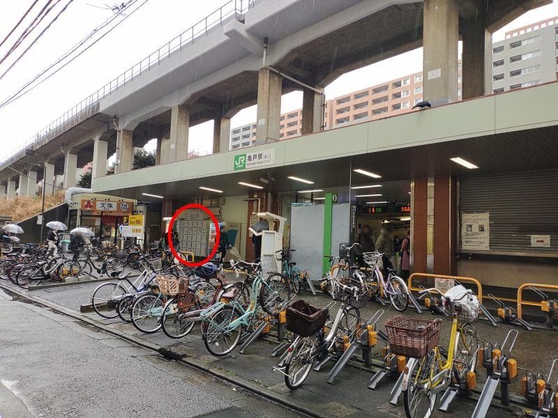 JR北口改札から出て右側にコインロッカーがあります。