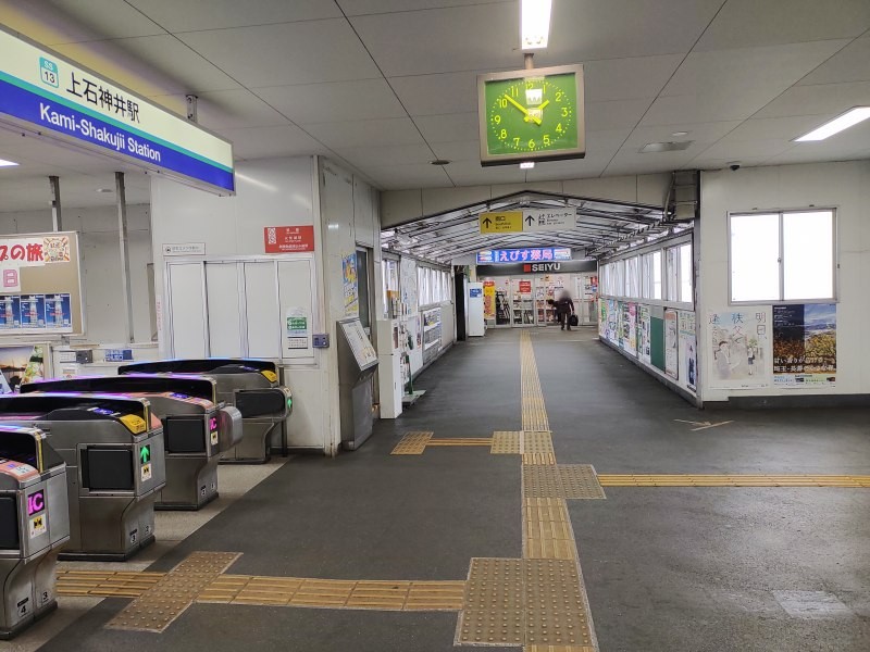 改札を出て左へ進んでいきます。