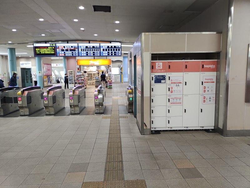 改札を出てすぐ左側にコインロッカーがあります。