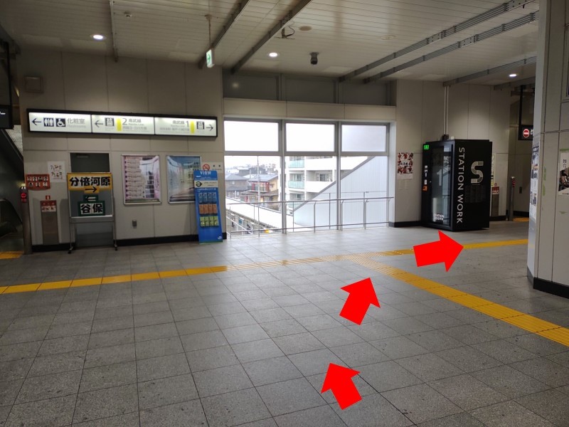 改札を入って直進し、つきあたりを右に曲がります。