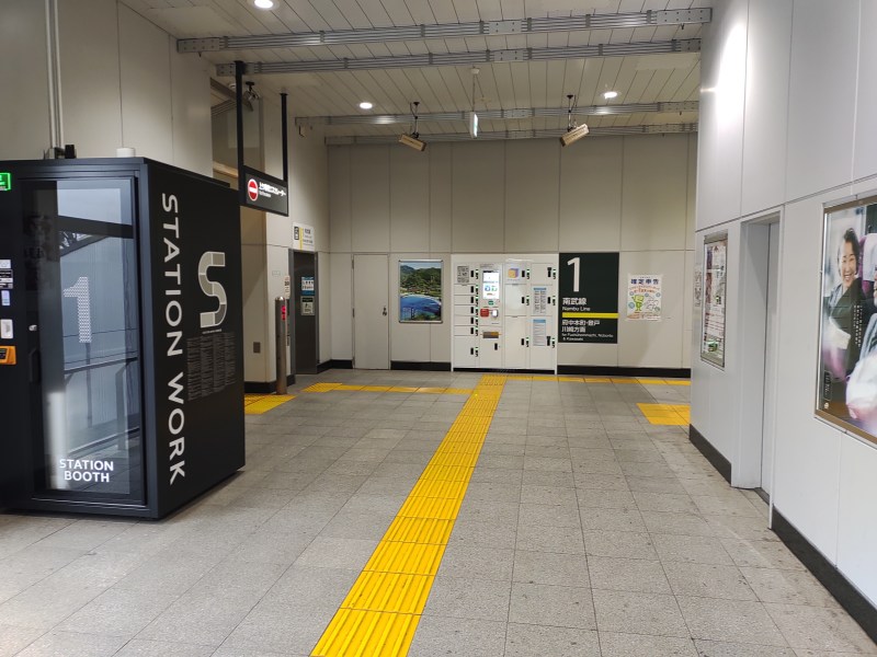 1番線エレベーターの近くにコインロッカーがあります。