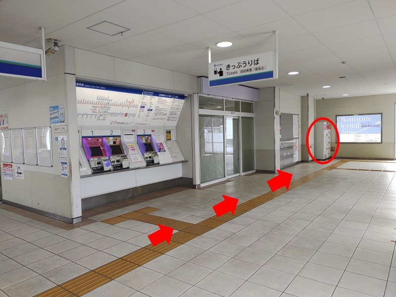 つきあたり左側にコインロッカーがあります。