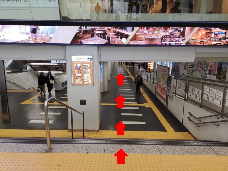 正面口を出て通路を直進します。