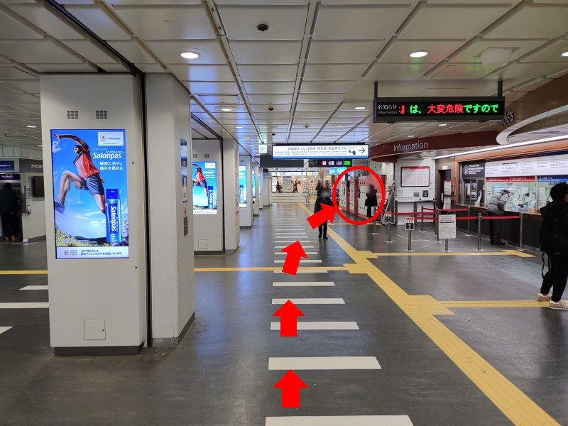 通路左側にあるきっぷうりばの少し先にコインロッカーがあります。