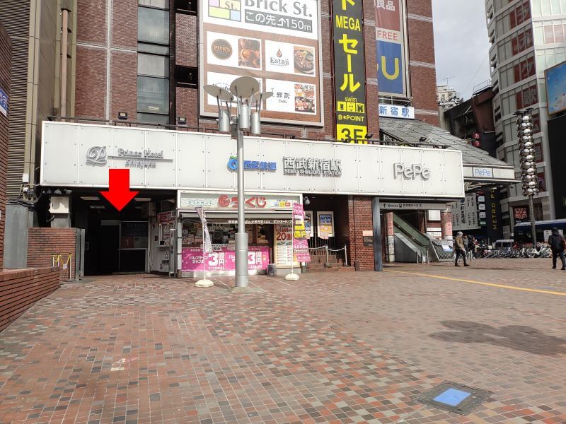 西武新宿駅のJR新宿駅方面側の入口から地下通路へ向かいます。(写真左側)