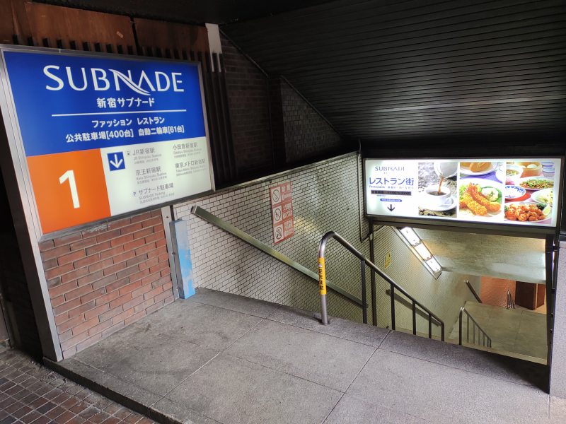 地下通路への階段を降りていきます。