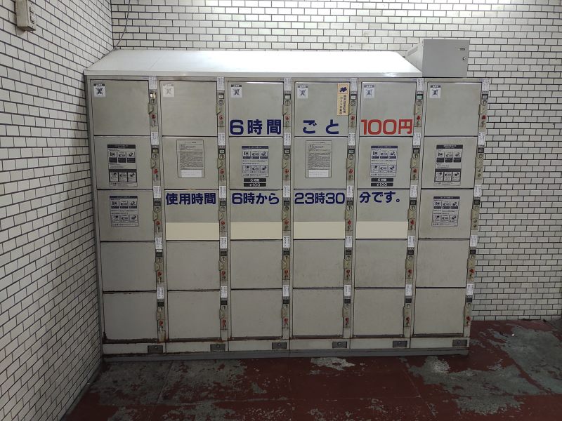 地下通路へ続く階段踊り場のコインロッカー