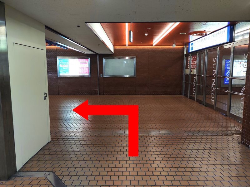 階段を降りて地下通路へ出たら左へ曲がります。