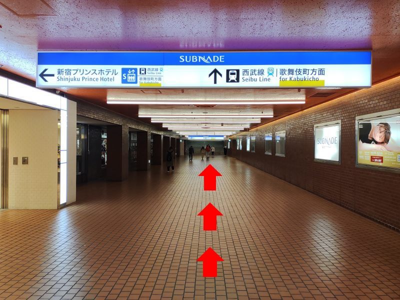 歌舞伎町方面へ地下通路を直進します。