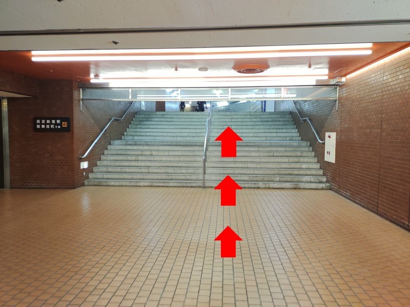 途中にある階段を上ったところにコインロッカーがあります。