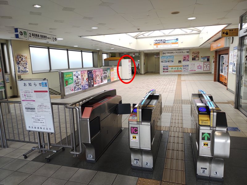 改札を入って左前方にコインロッカーがあります。