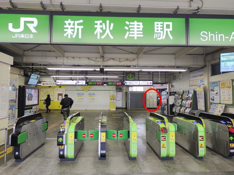 改札入って右前方の1番線エレベーターのりば前にコインロッカーがあります。