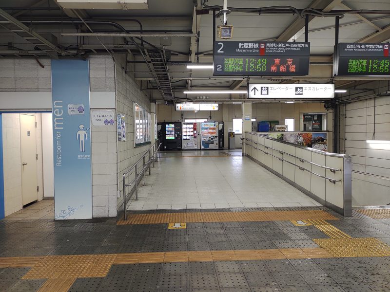 改札入って正面のスロープを直進します。(右側の階段は降りない)
