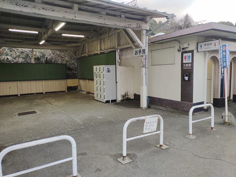 駅舎を出て左側にあるトイレの近くにコインロッカーがあります。