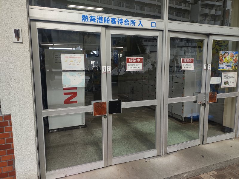 タクシーのりば側の出入口から入ってすぐ右側にコインロッカーがあります。