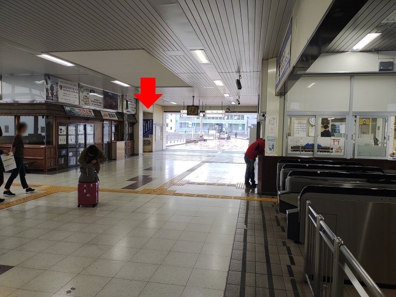 改札を出て右(北口方面)へ進むと、通路左側に階段があります。