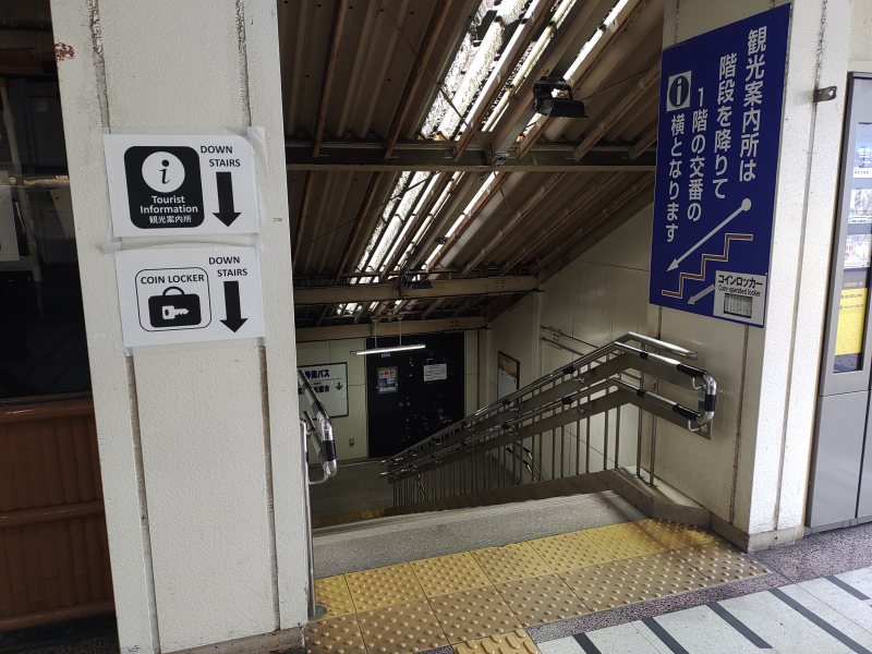 階段を降りて1階へ向かいます。