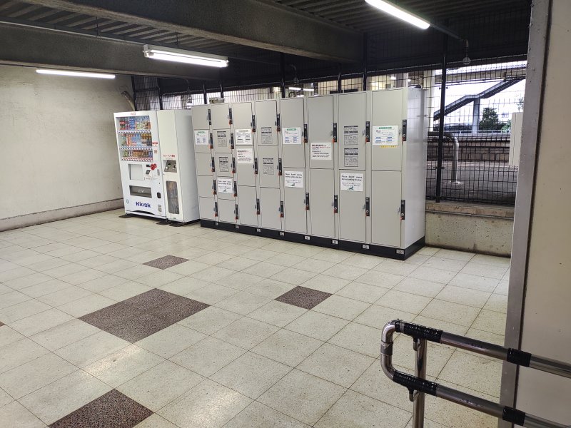 階段を降りて右側にコインロッカーがあります。