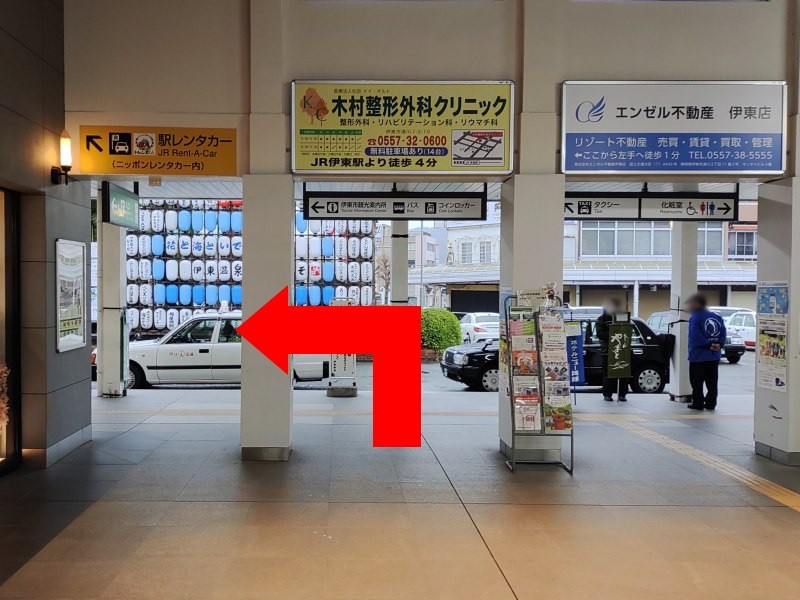 駅舎を出て左へ曲がります。