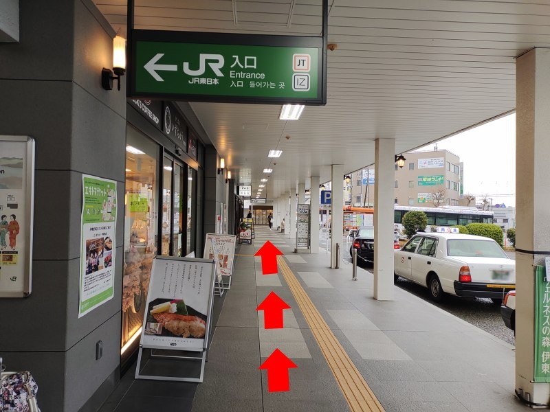 お土産屋さんや観光案内所のある通路を直進していきます。