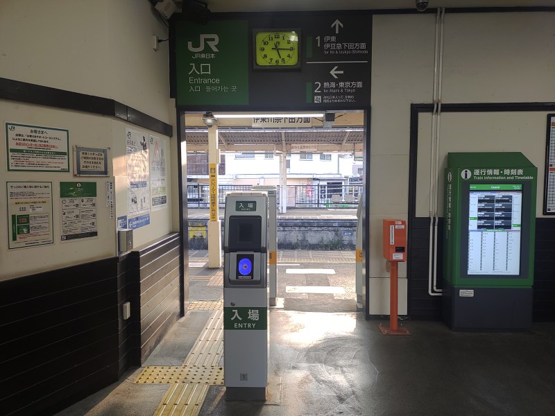 駅舎の無人改札から1番線ホームへ入ります。