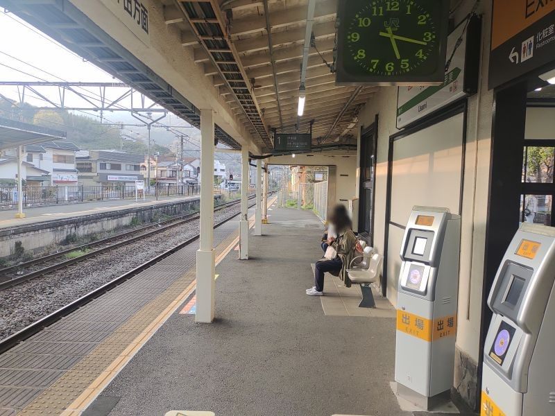 1番線ホームの右の方へ進みます。