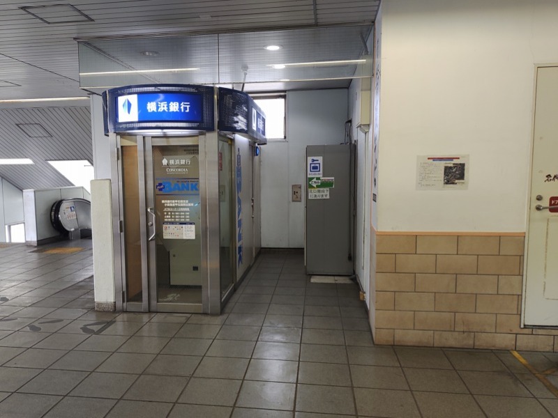 ATMの隣にあるスペースにコインロッカーが設置されています。