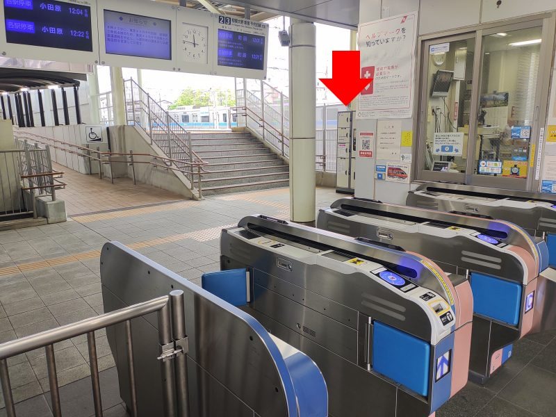 改札入って右前方にコインロッカーがあります。