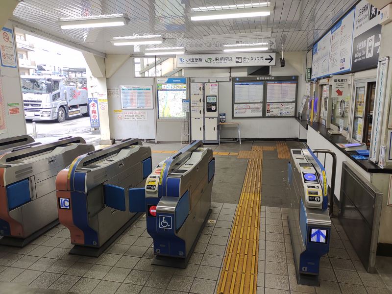 改札を出ると正面にコインロッカーがあります。