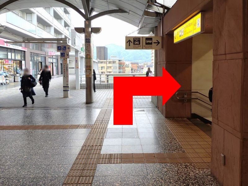 外に出る手前右側にある階段を降ります。