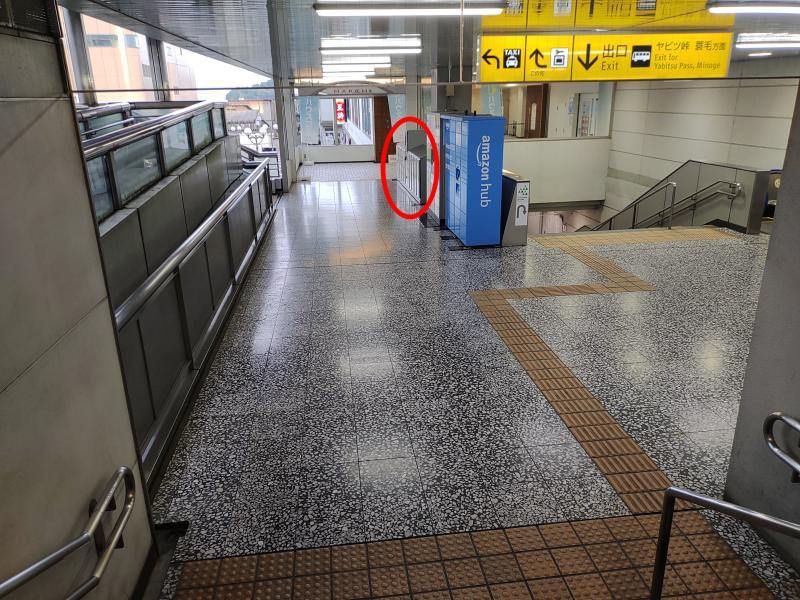 中2階に降りると、1階へ降りる階段の横にコインロッカーがあります。