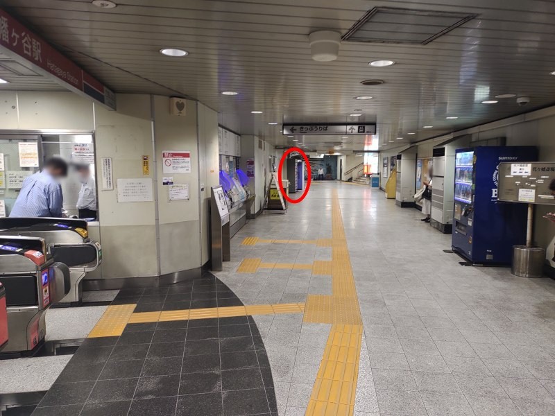 改札を出て左へしばらく進んでいくと、通路左側にコインロッカーがあります。