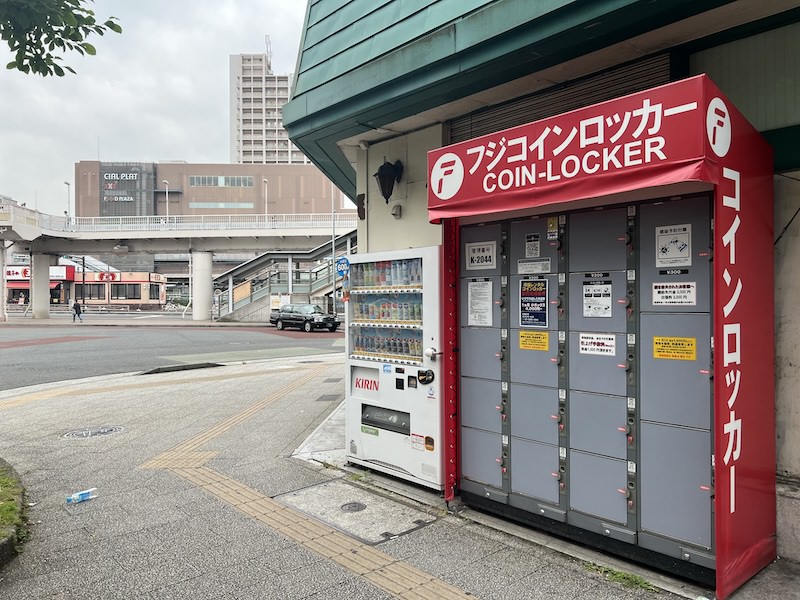 東神奈川駅東口ロータリーの脇の設置されているコインロッカー