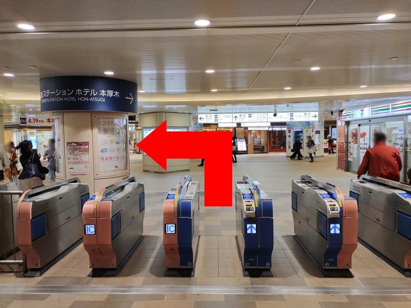 中央改札口を出て左へ進みます。