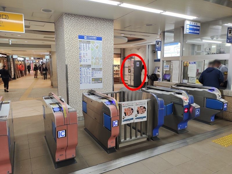 東口改札口の東口向きの改札を出て右側にあるきっぷうりばの隣にコインロッカーがあります。