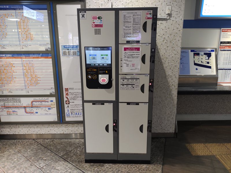 東口改札口きっぷうりば隣のコインロッカー