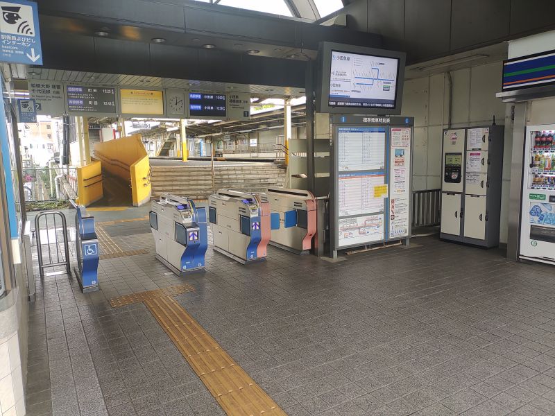 西口改札を出て左側にコインロッカーがあります。