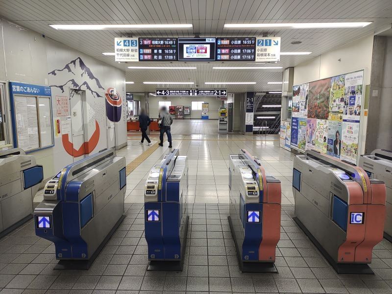 改札を入って直進していきます。
