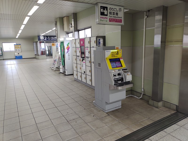 のりこし精算機の後ろにコインロッカーがあります。