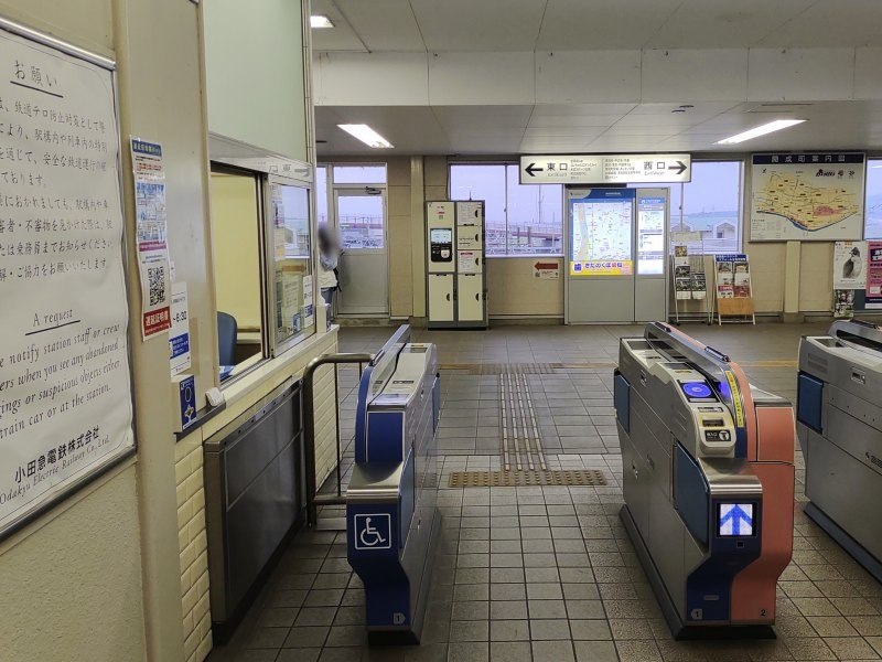 改札を出て正面にコインロッカーがあります。