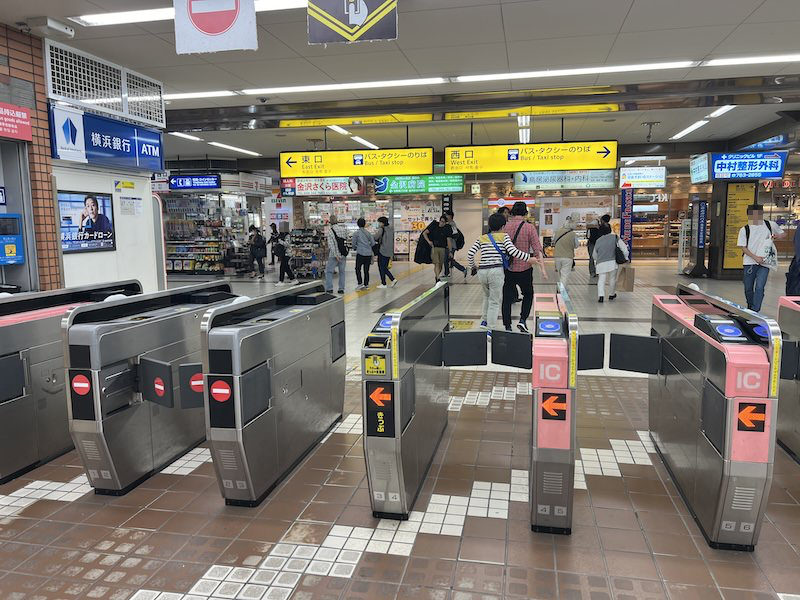 改札を出て左、東口へ向かう