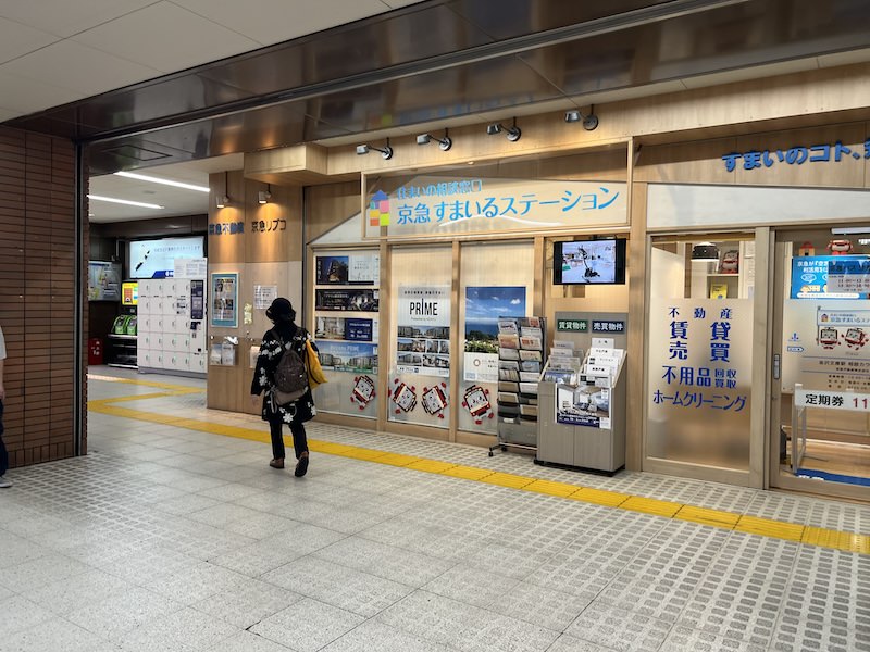 通路を左に折れると奥にコインロッカーが見えてくる