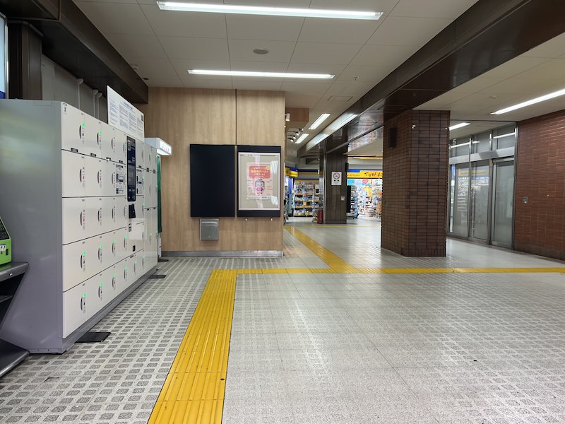 コインロッカーから改札方向を見る