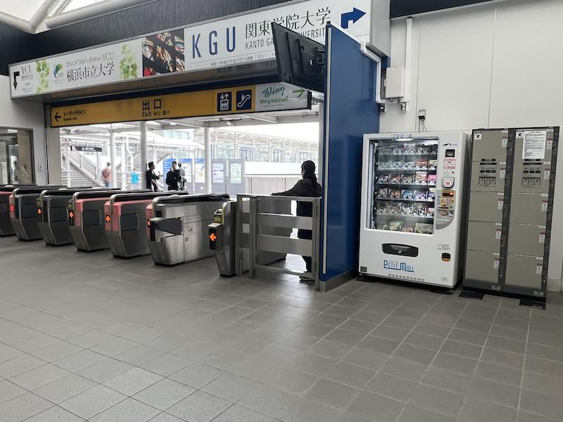 改札内改札横にあるコインロッカー