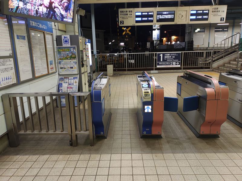 東口改札入って左側にコインロッカーがあります。